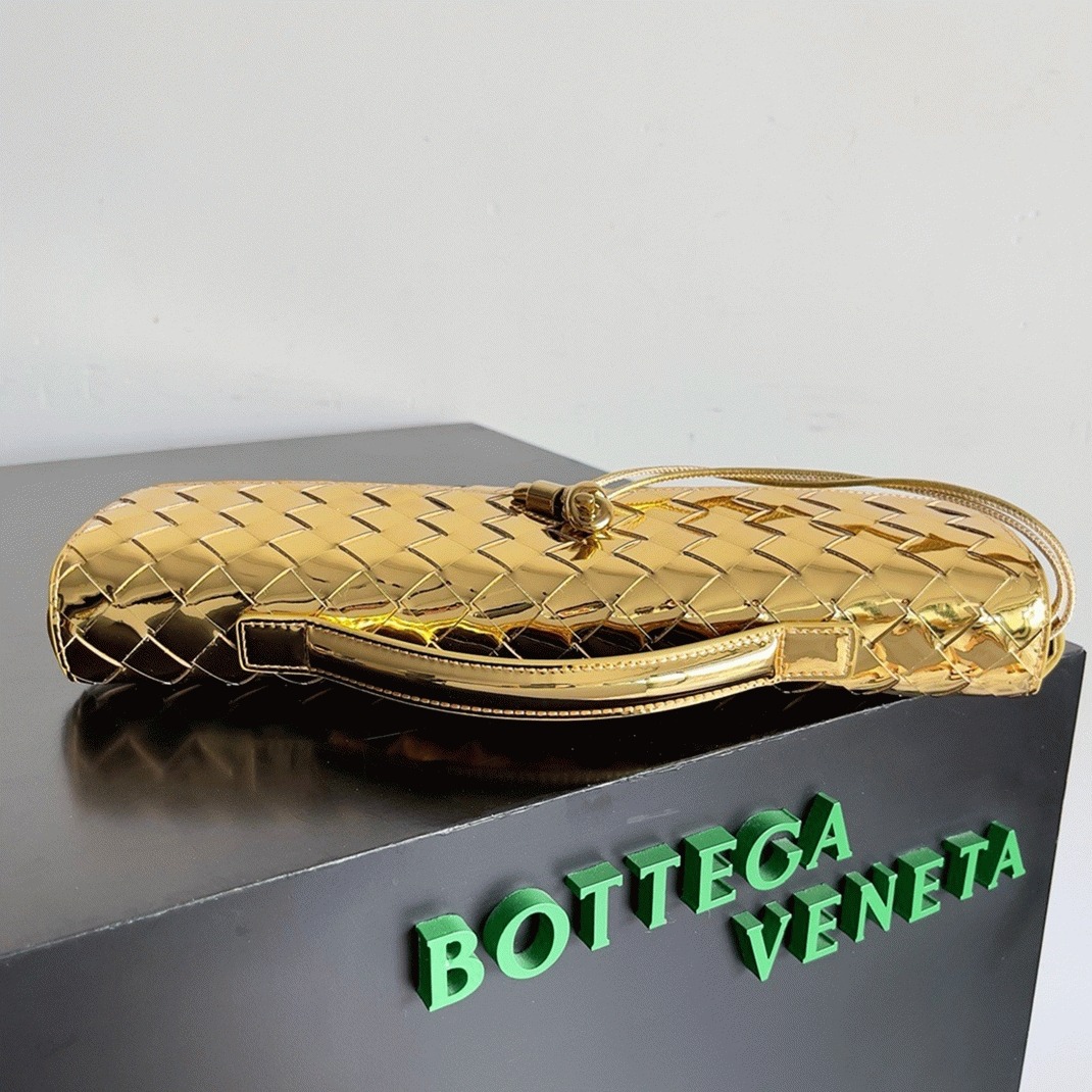 Fake B0tt*ga Ven*ta Andiamo Clutch with Handle Gold