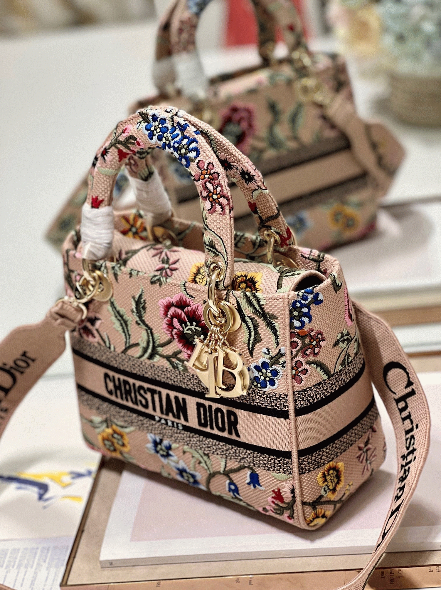 D10r Lady D-Lite Medium Bag Fake in Beige Raffia Embroidered with D10r Petites Fleurs