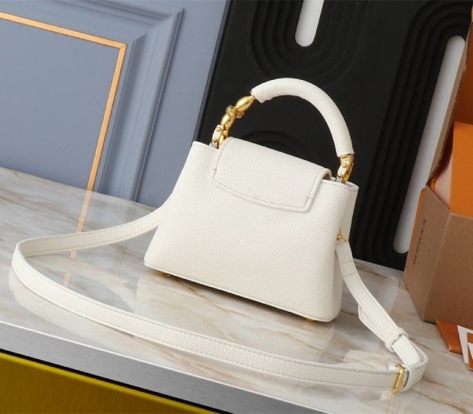 L0vis Vvtt0n Capucines Mini Capucines Handbag In Quartz White
