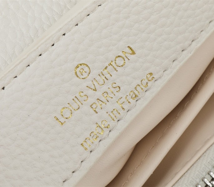 L0vis Vvtt0n Capucines East-West Mini Handbag In Optic White