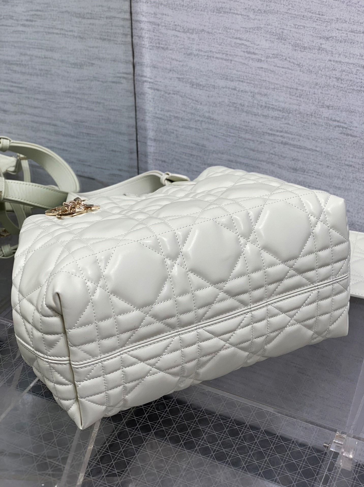 D10r Toujours Medium Bag Knockoff in White Macrocannage Calfskin