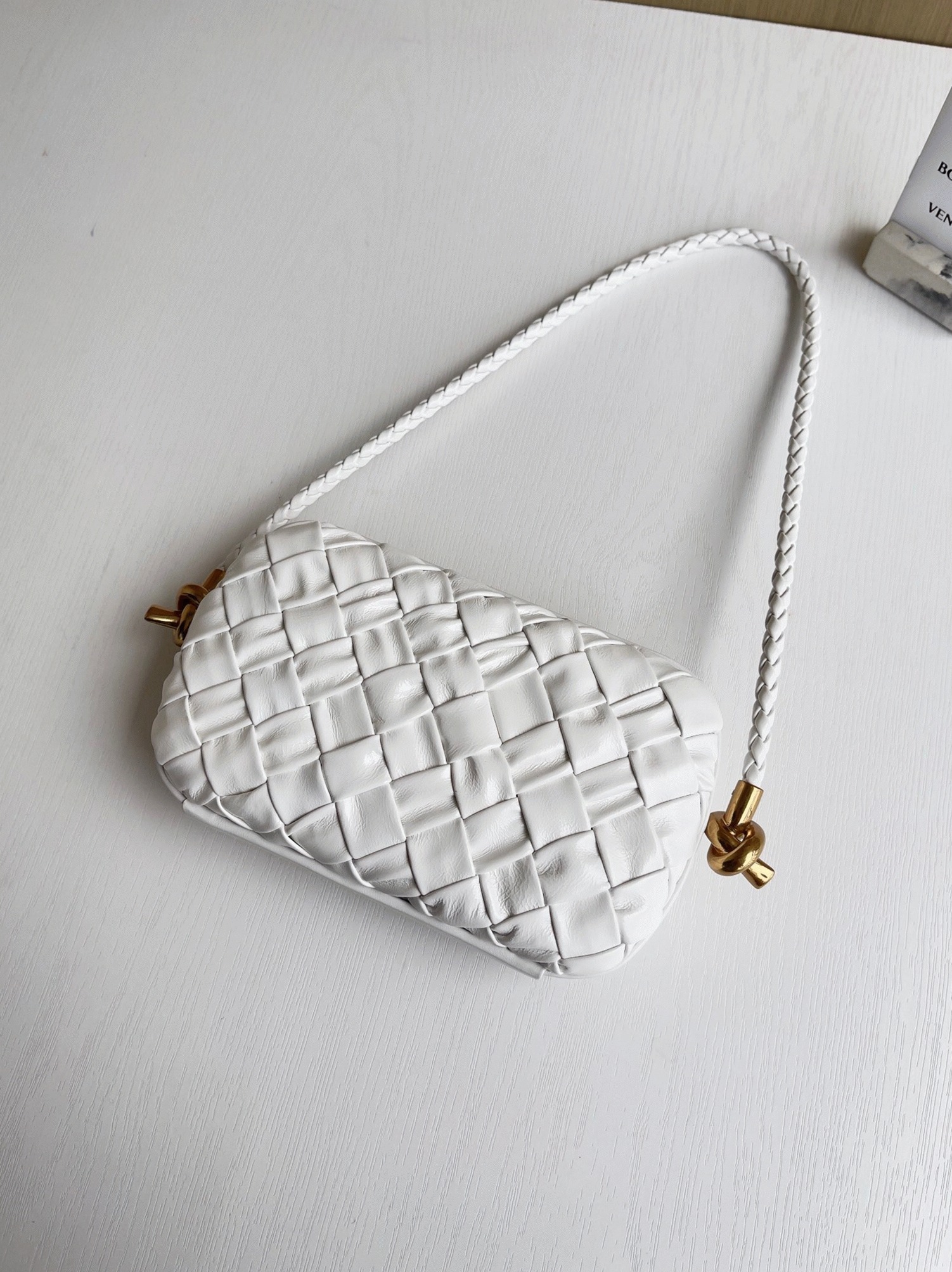 Replica B0tt*ga Ven*ta Knot Minaudiere On Strap White Foulard Intreccio Leather