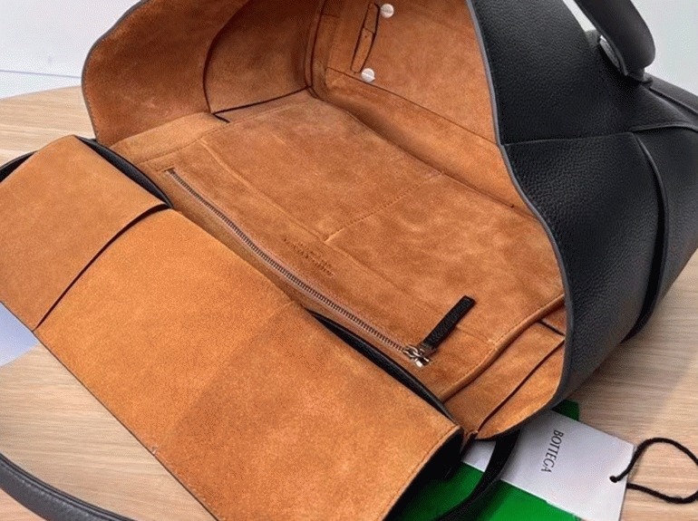 Top Quality Knockoff B0tt*ga Ven*ta Arco Medium Bag In Black Grained Leather