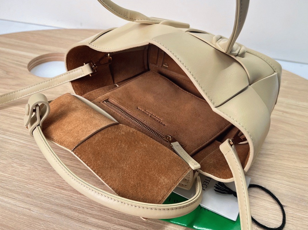 Top Quality Fake B0tt*ga Ven*ta Arco Mini Bag In Beige Intrecciato Calfskin