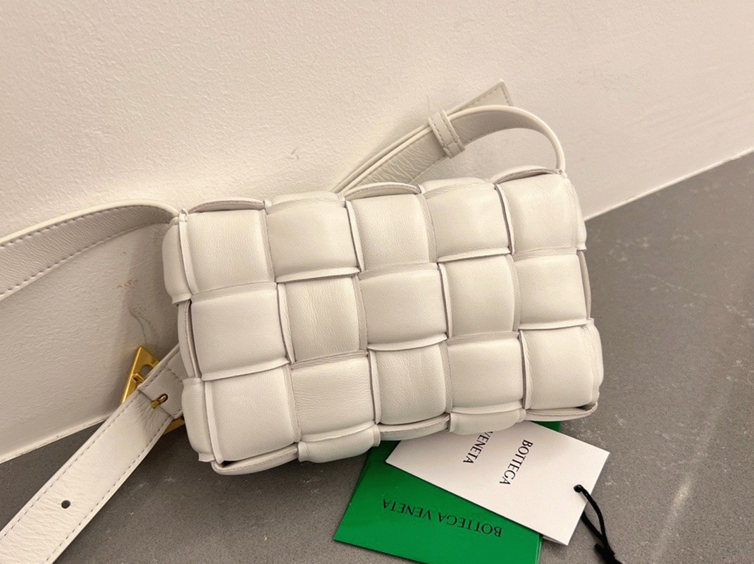 Fake B0tt*ga Ven*ta Small Padded Cassette Bag White