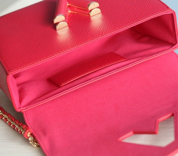 L0vis Vvtt0n Epi Leather Twist MM Bag In Red
