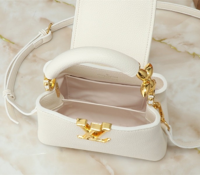 L0vis Vvtt0n Capucines Mini Capucines Handbag In Quartz White