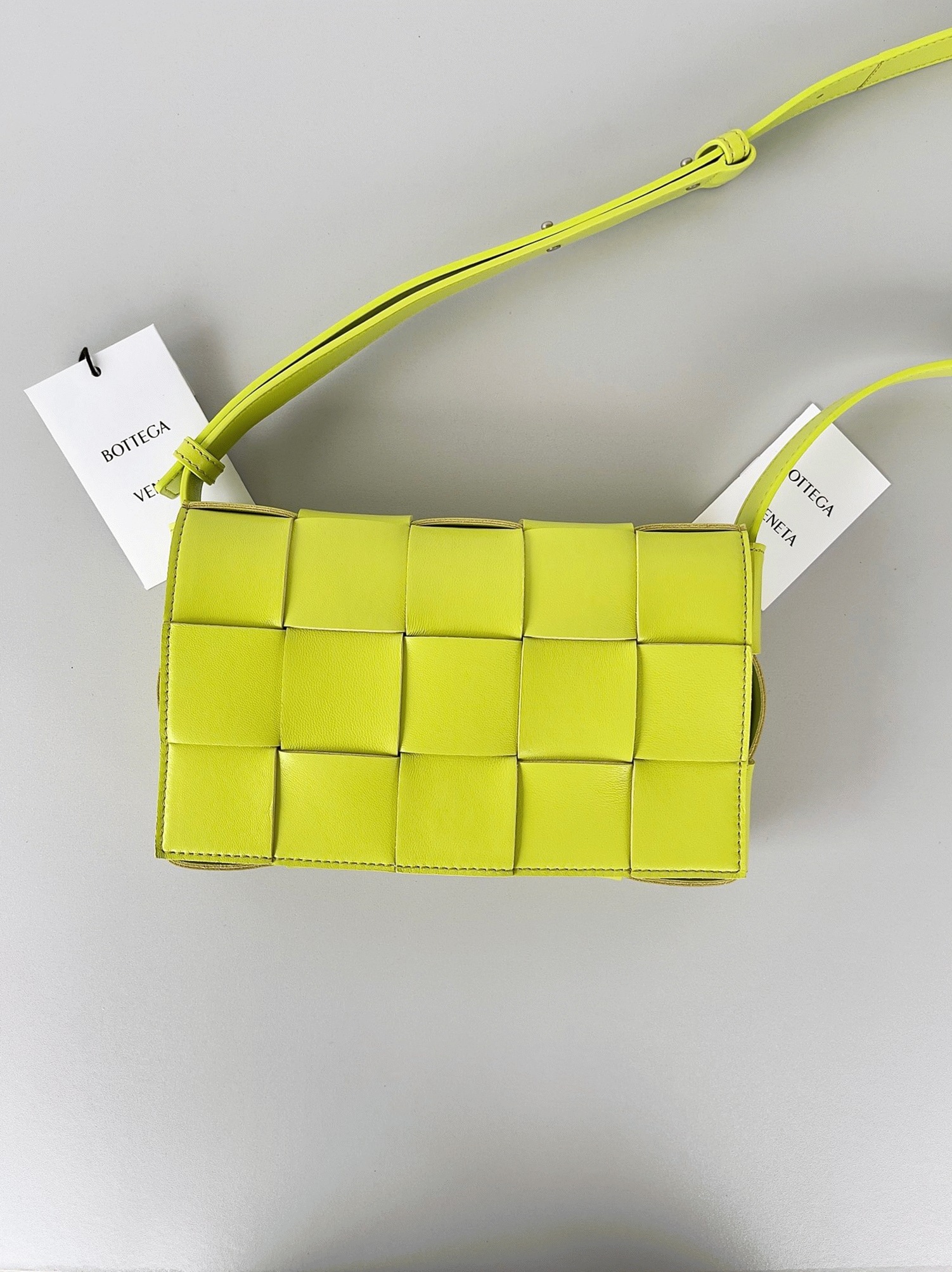 Top Quality Replica B0tt*ga Ven*ta Cassett Bag In Acid Kiwi
