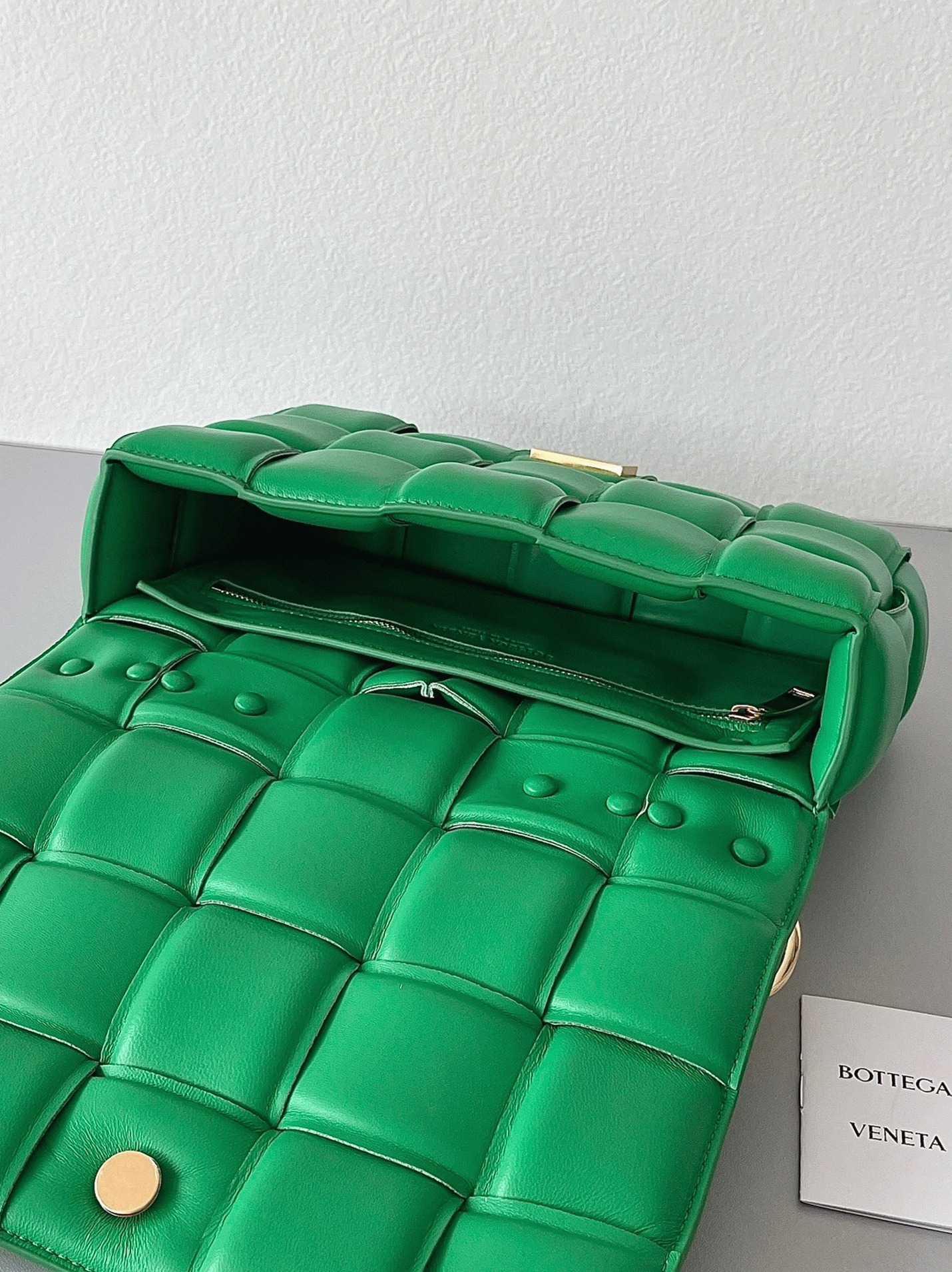 Top Quality Fake B0tt*ga Ven*ta Chain Cassette Bag In Parakeet