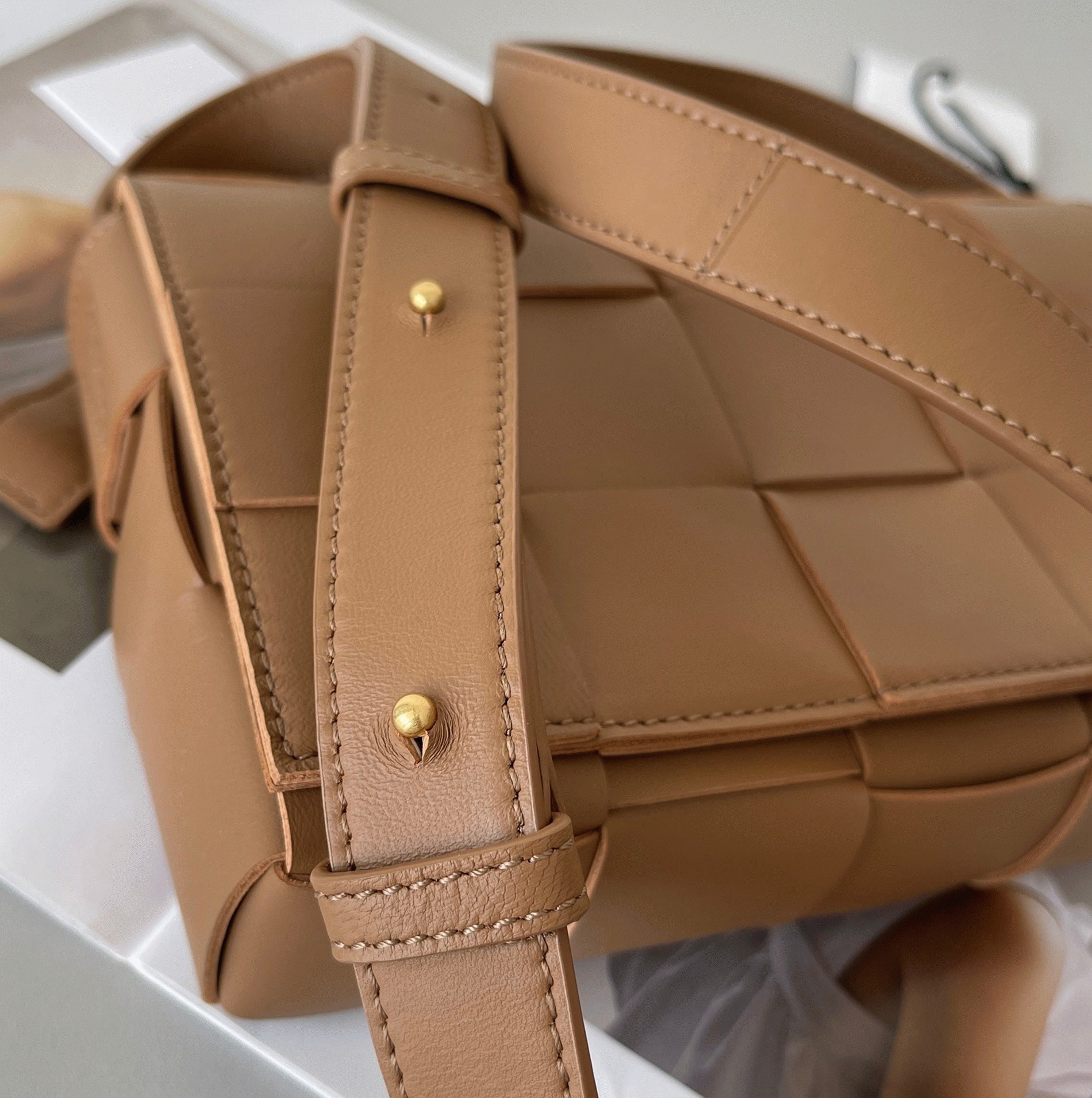 Top Quality Fake B0tt*ga Ven*ta Cassette Bag In Caramel