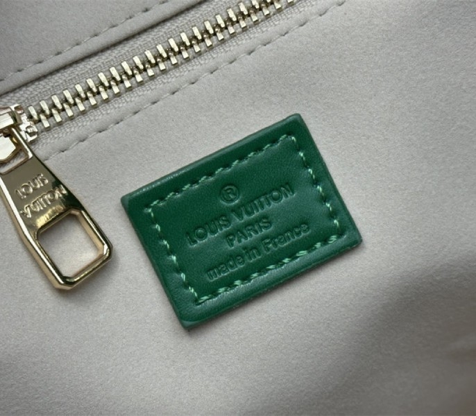 L0vis Vvtt0n Other Leathers Shopper Cabas MM Tote In Green