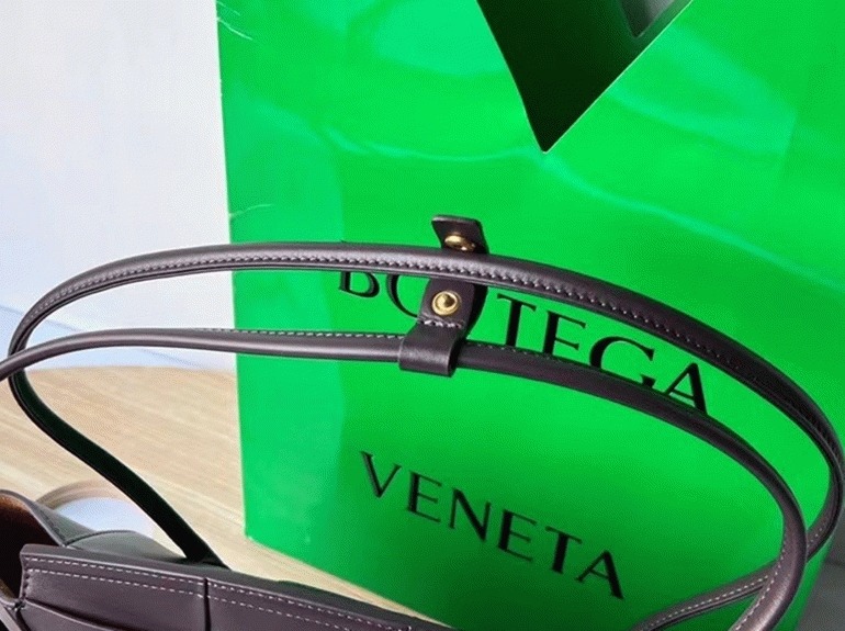 Top Quality Knockoff B0tt*ga Ven*ta Arco Small Bag In Grape Intrecciato Calfskin