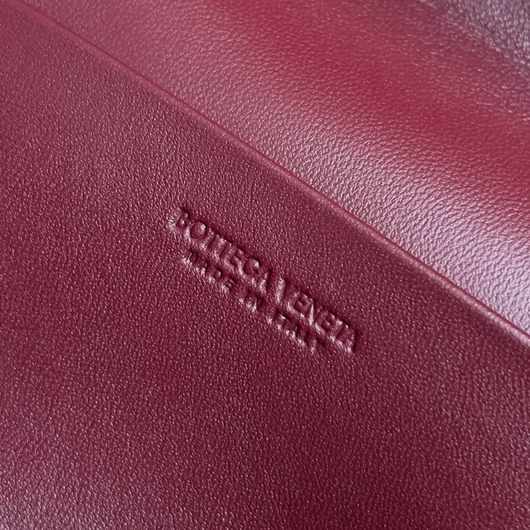 Fake B0tt*ga Ven*ta Bang Bang Vanity Case Cherry