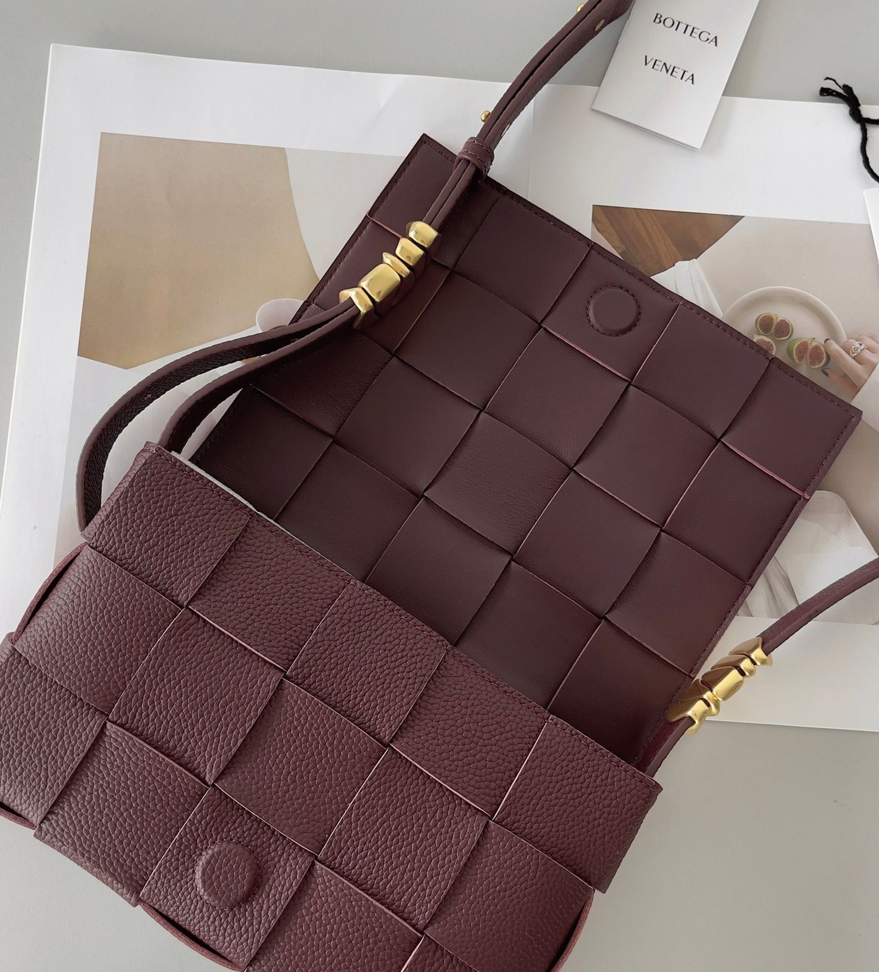 Top Quality Fake B0tt*ga Ven*ta Cassette Bag In Burgundy