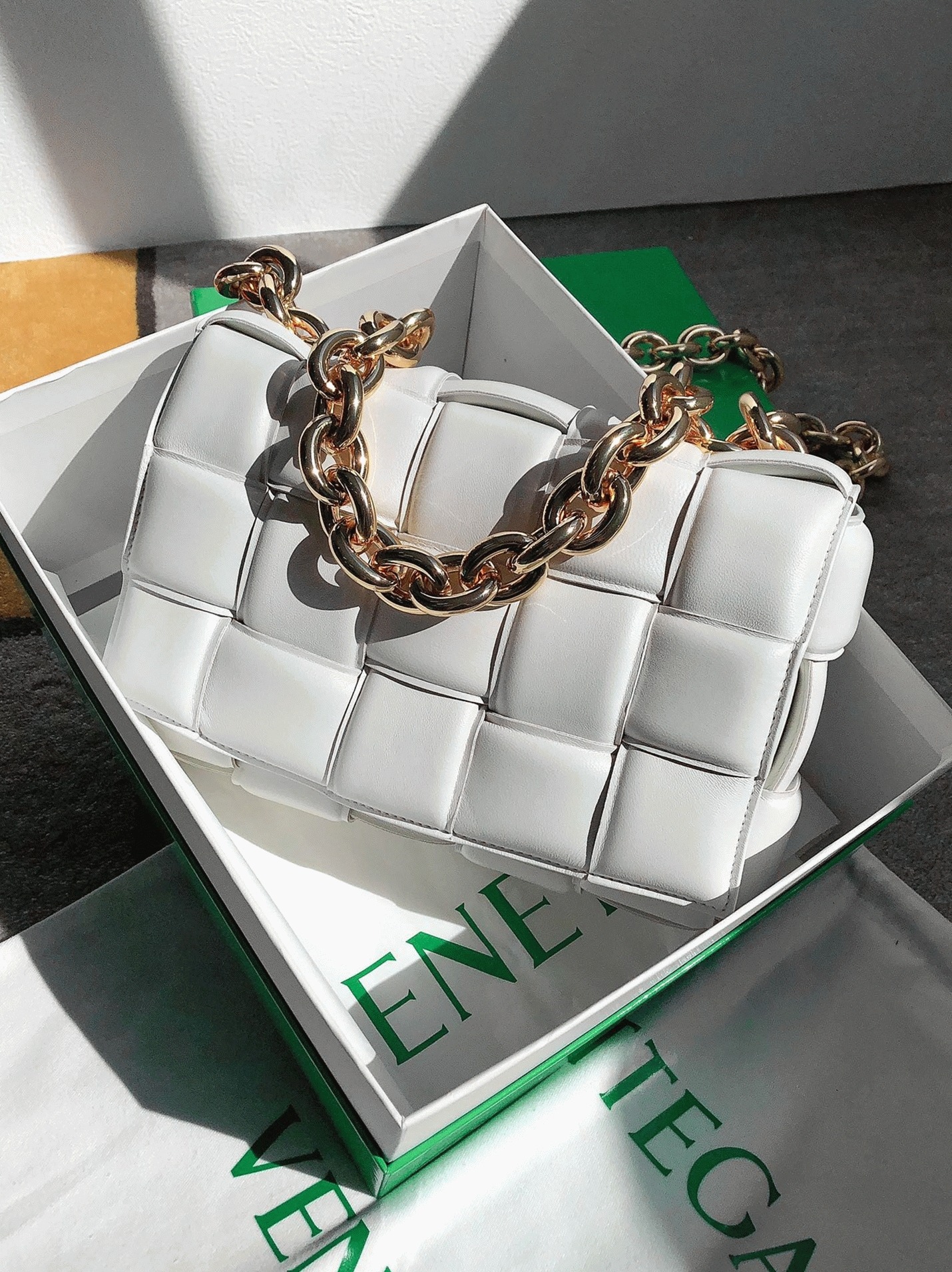 Top Quality Knockoff B0tt*ga Ven*ta Chain Cassette Bag In White