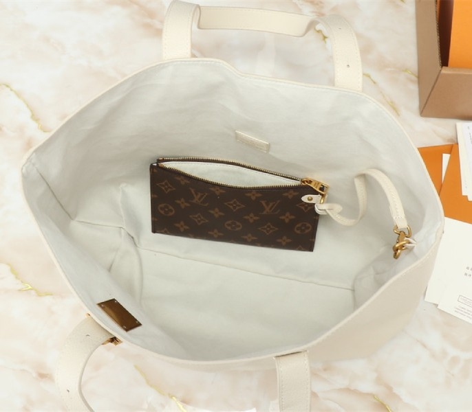 L0vis Vvtt0n Low Key Cabas MM Bag In Quartz White