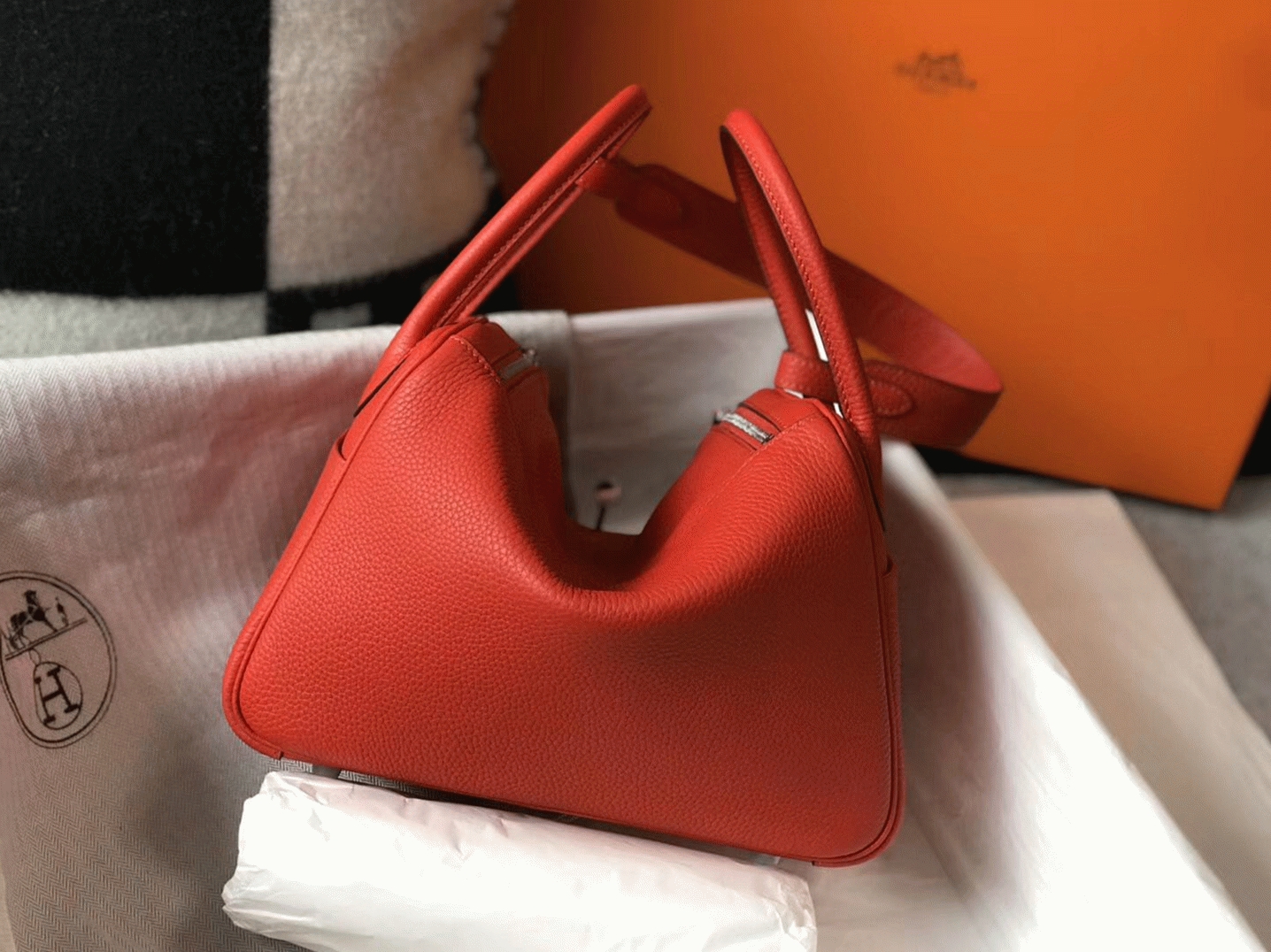 Fake H**me5 Lindy 26cm handbag in red