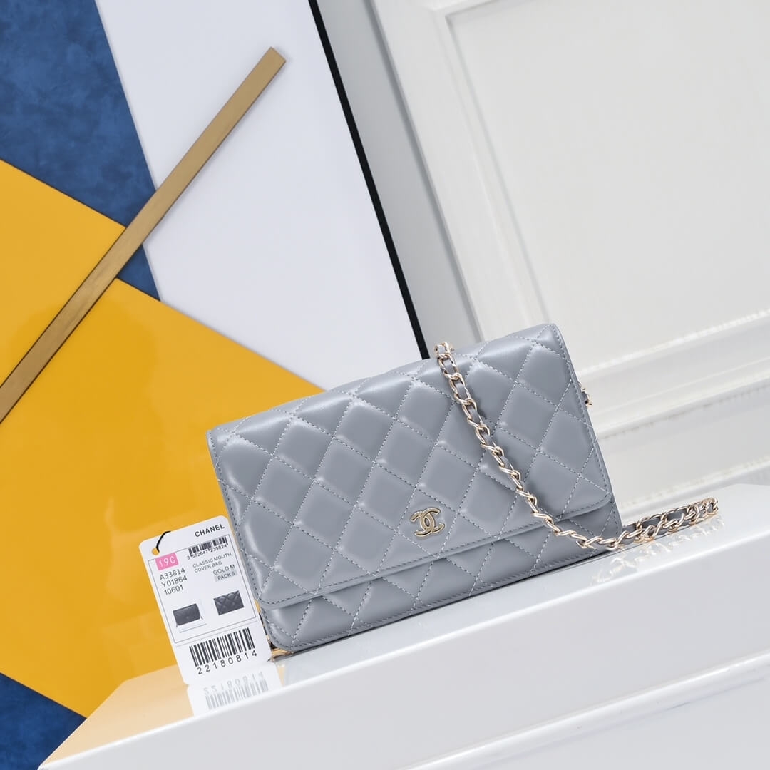 Ch**el classic chain wallet
