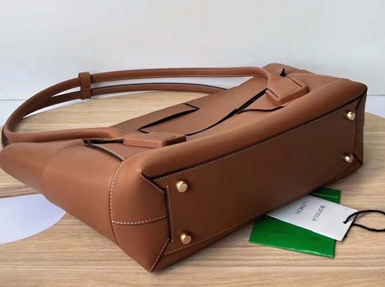 Top Quality Replica B0tt*ga Ven*ta Arco Mini Bag In Caramel Grained Leather