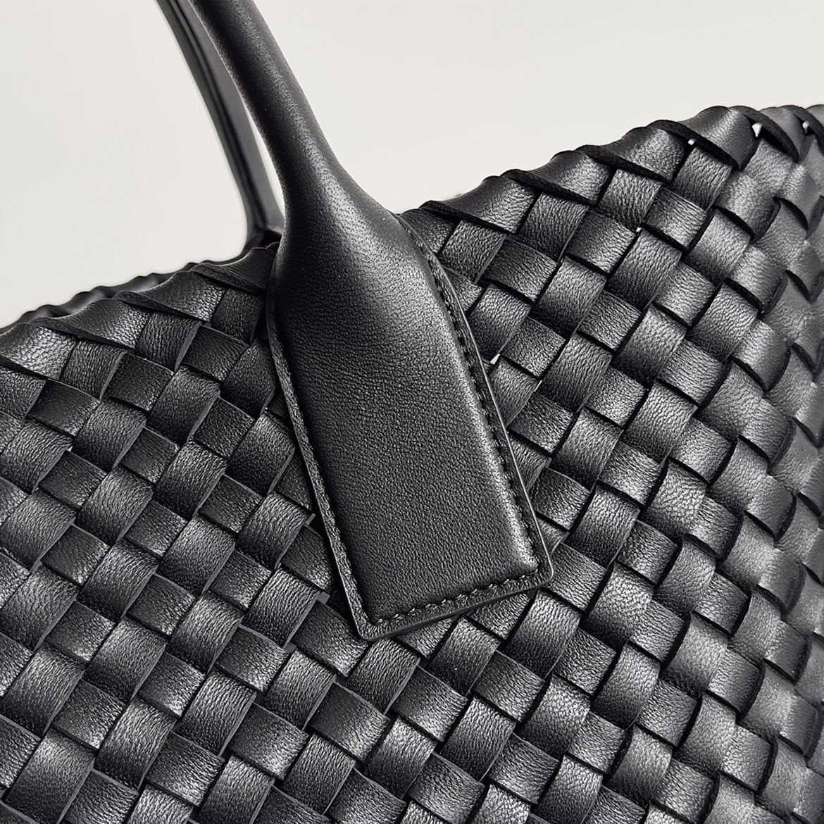 Top Quality Replica B0tt*ga Ven*ta Cabat Medium Bag In Black Intrecciato Lambskin