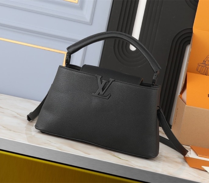 L0vis Vvtt0n Capucines East-West MM Handbag In All Black