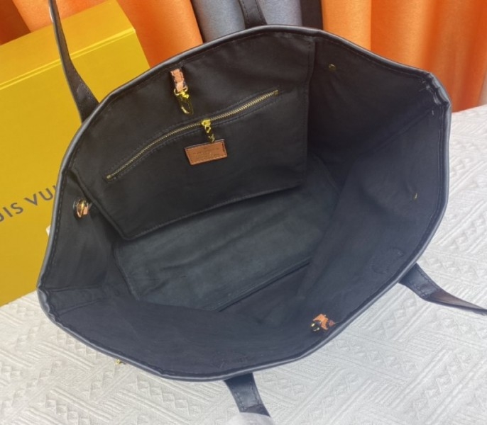 L0vis Vvtt0n Monogram Empreinte Wild At Heart Neverfull MM Tote In Black