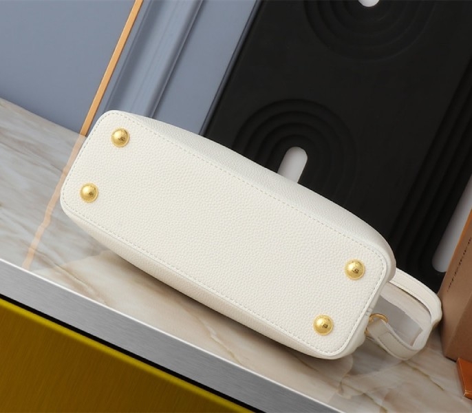 L0vis Vvtt0n Capucines BB Handbag In Quartz White