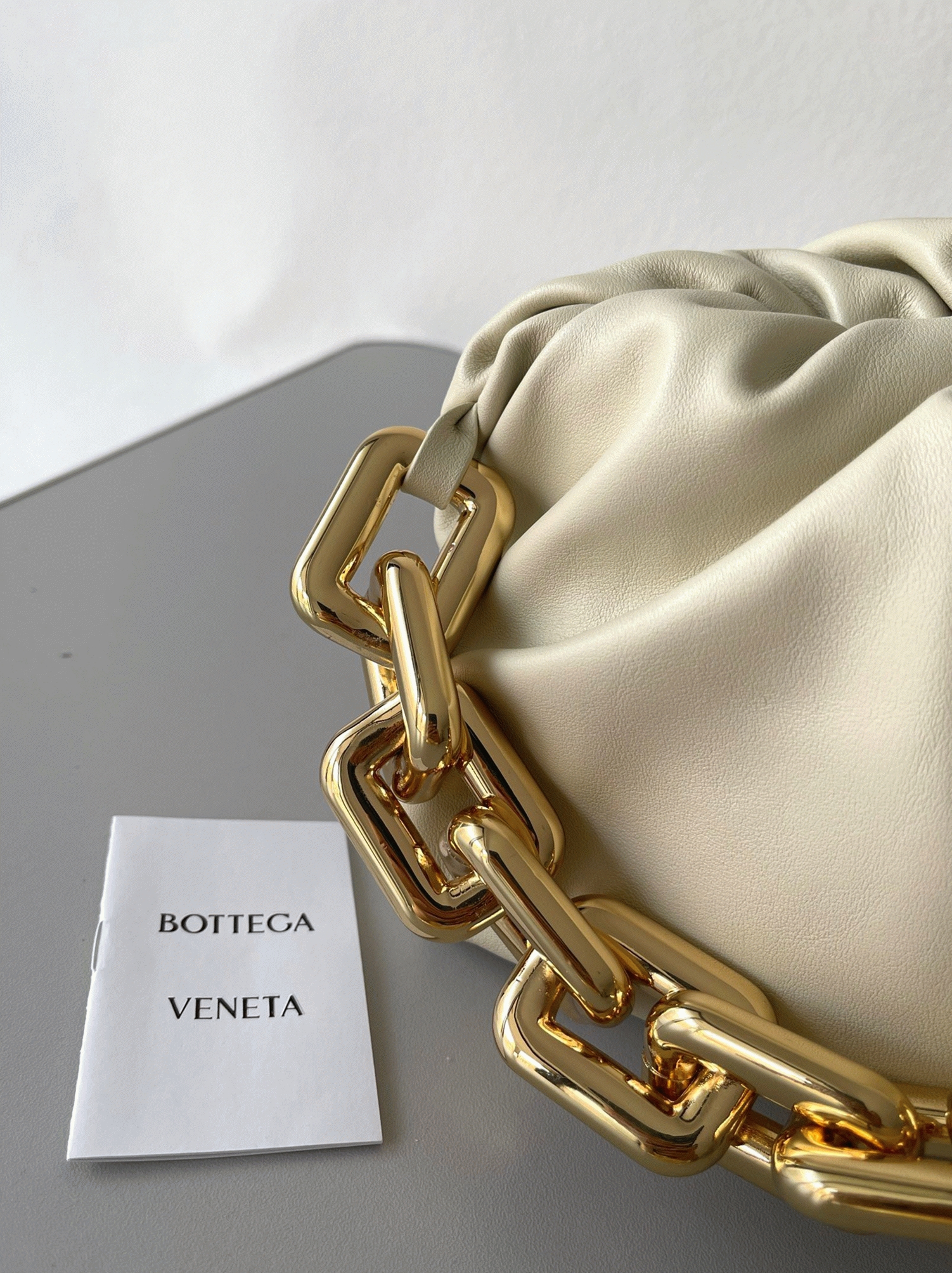 Fake B0tt*ga Ven*ta The Chain Pouch Bag Plaster