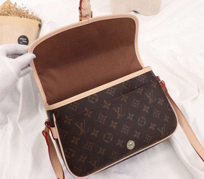 L0vis Vvtt0n Monogram Canvas Sologne PM Bag