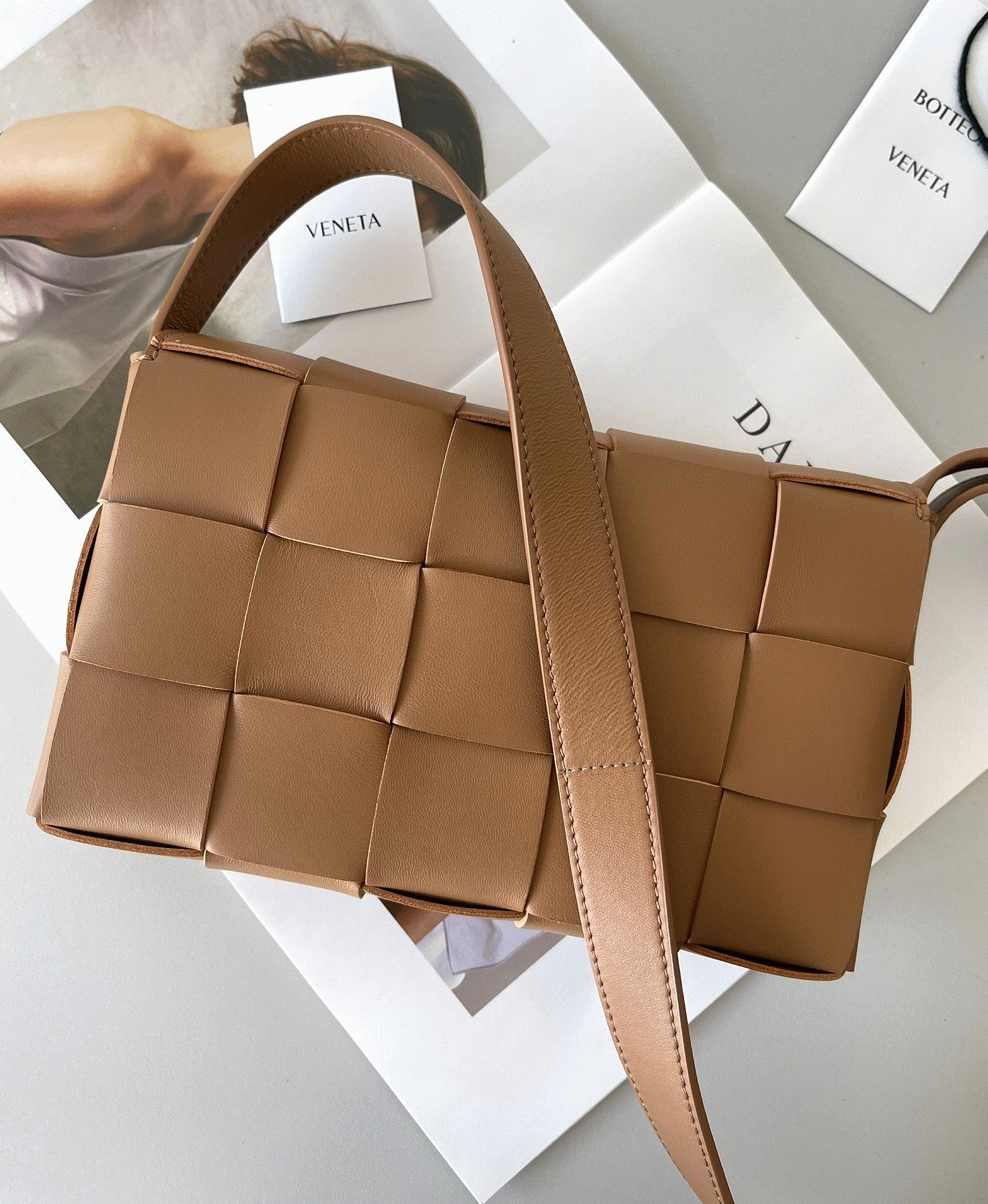 Top Quality Fake B0tt*ga Ven*ta Cassette Bag In Caramel