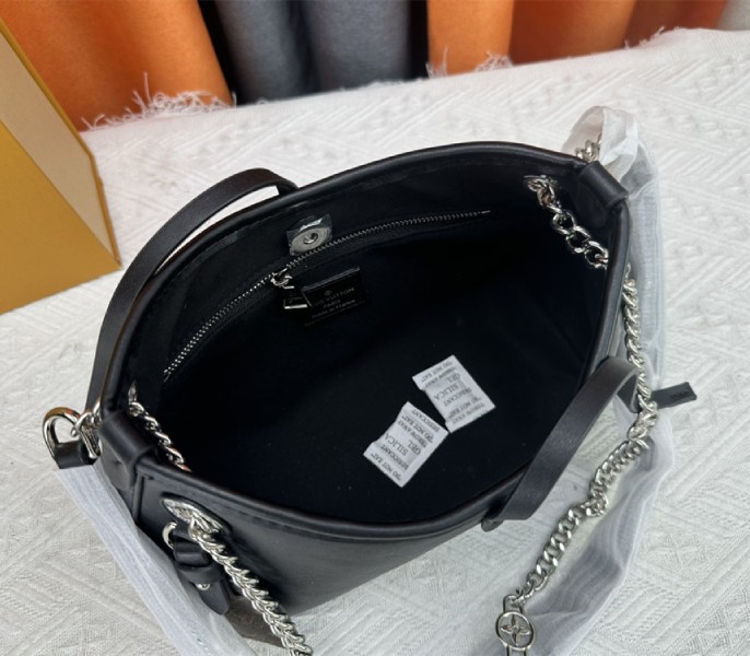 L0vis Vvtt0n X TM CarryAll Vibe BB In Black