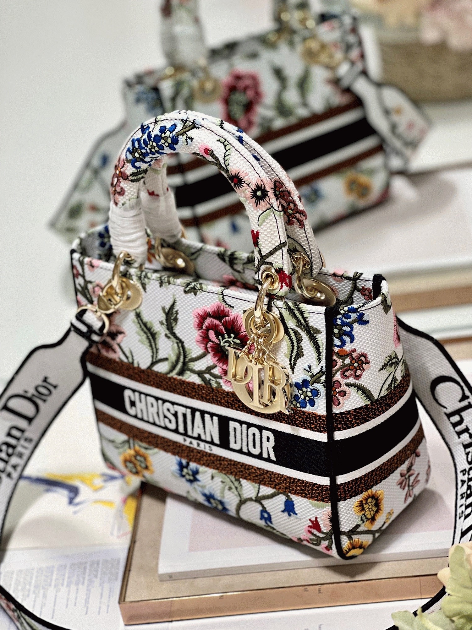 D10r Lady D-Lite Medium Bag Fake in White D10r Petites Fleurs Embroidery