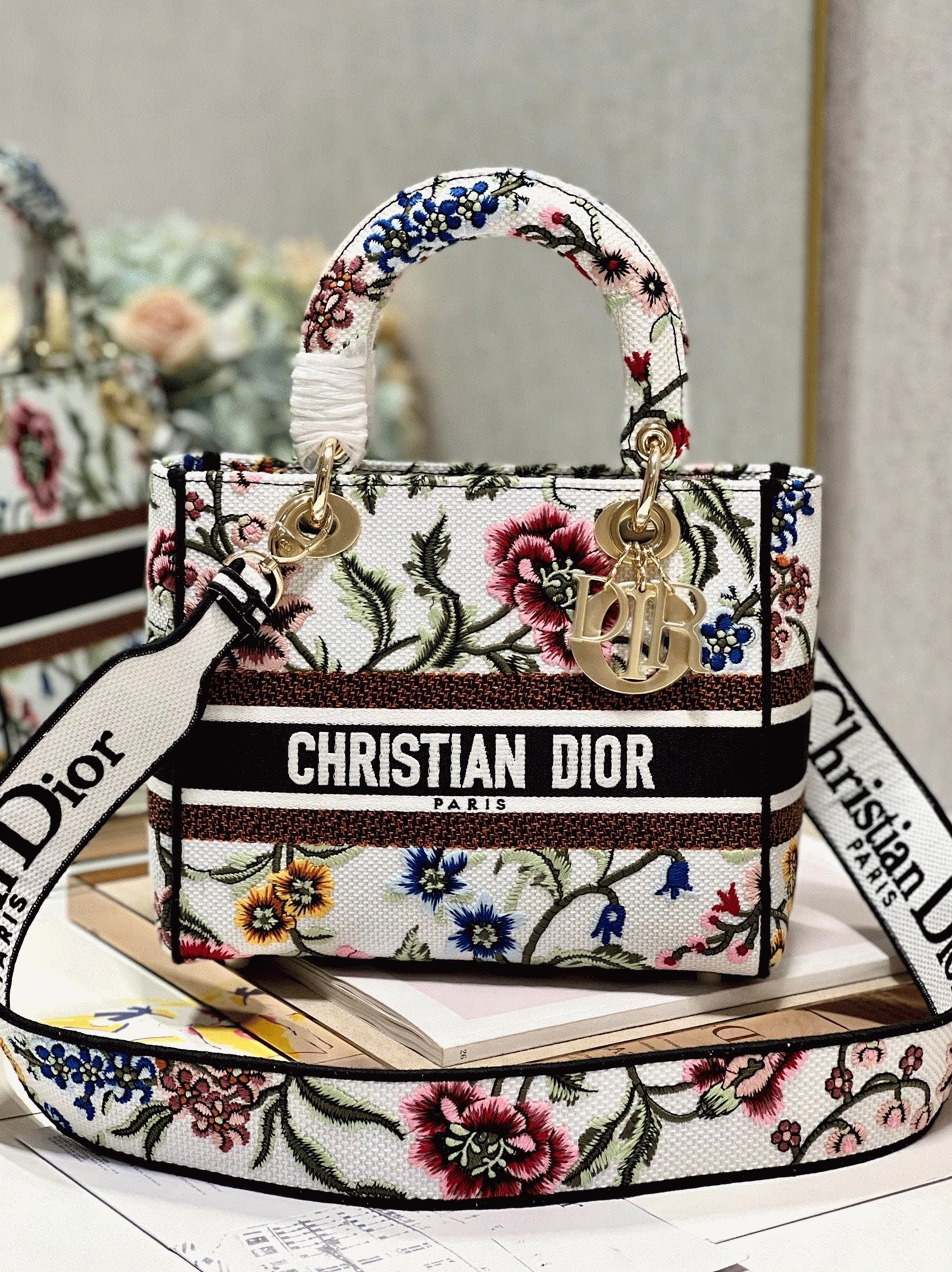 D10r Lady D-Lite Medium Bag Fake in White D10r Petites Fleurs Embroidery