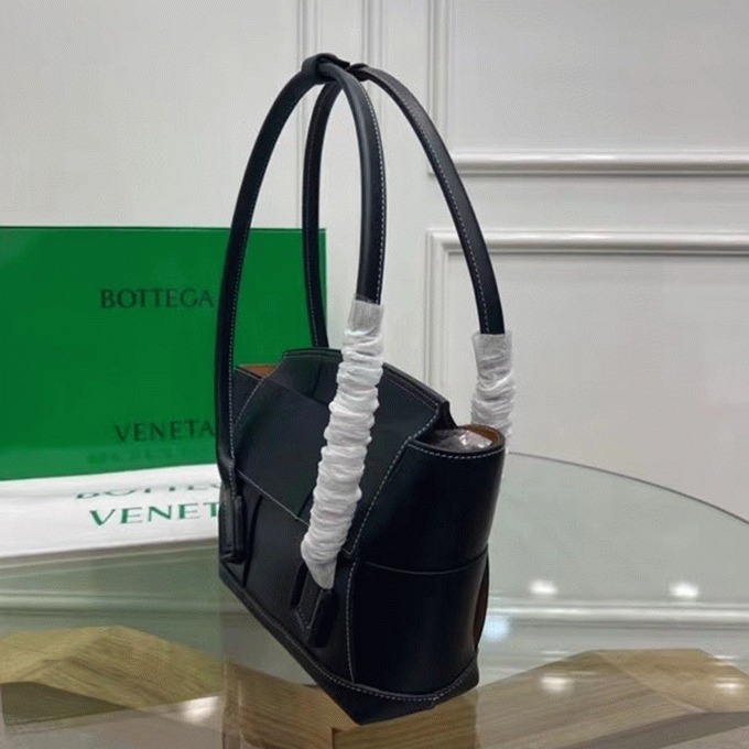 Top Quality Fake B0tt*ga Ven*ta Arco Small Bag In Black Intrecciato Calfskin