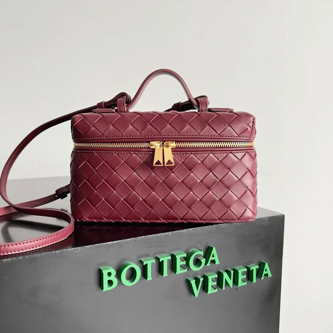 Fake B0tt*ga Ven*ta Bang Bang Vanity Case Cherry