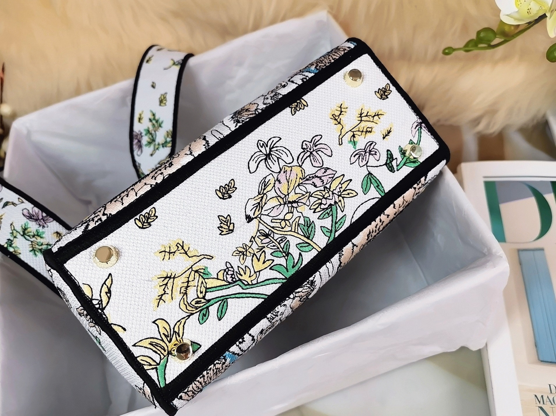 D10r Lady D-Lite Medium Bag Fake in White D-Constellation Embroidery