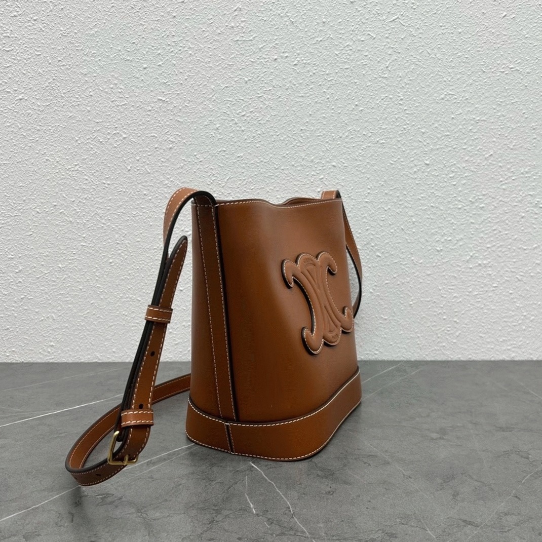 Top Quality Replica Ce1i*e Small Bucket Cuir Triomphe In Brown Calfskin