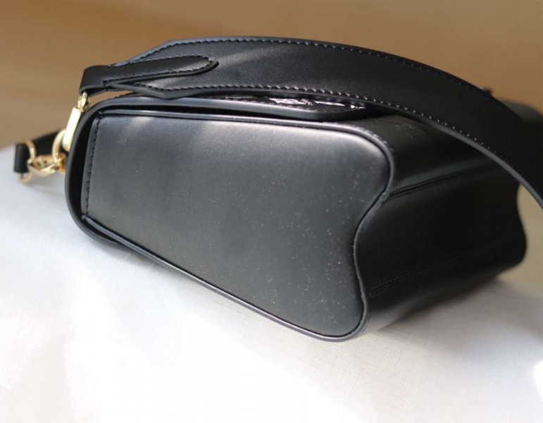 L0vis Vvtt0n Since 1854 Twist MM Bag