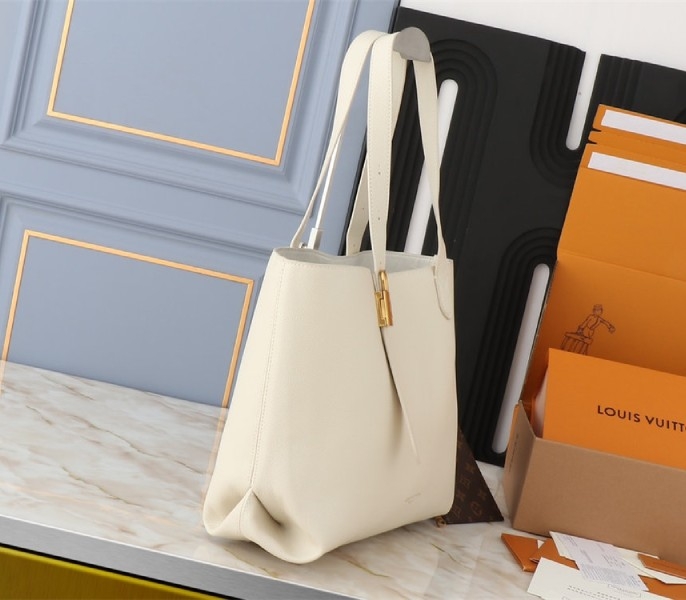 L0vis Vvtt0n Low Key Cabas MM Bag In Quartz White