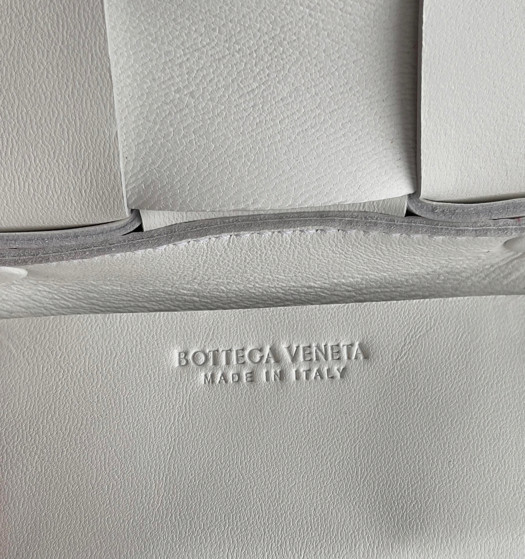 Top Quality Imitation B0tt*ga Ven*ta Candy Cassette Bag In White