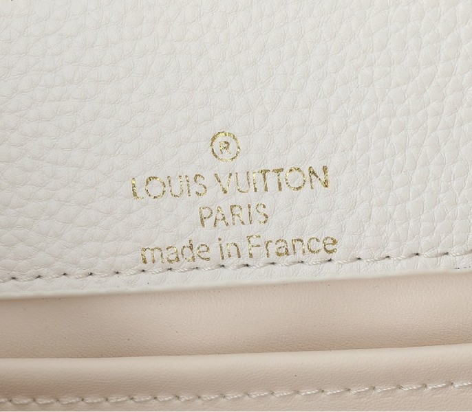 L0vis Vvtt0n Capucines East-West MM Handbag In All Optic White