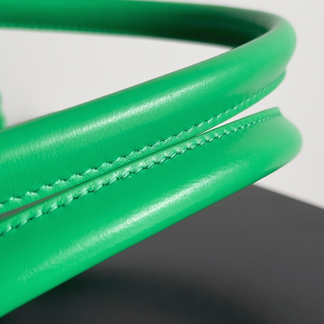Top Quality Fake B0tt*ga Ven*ta Cabat Medium Bag In Green Intrecciato Lambskin