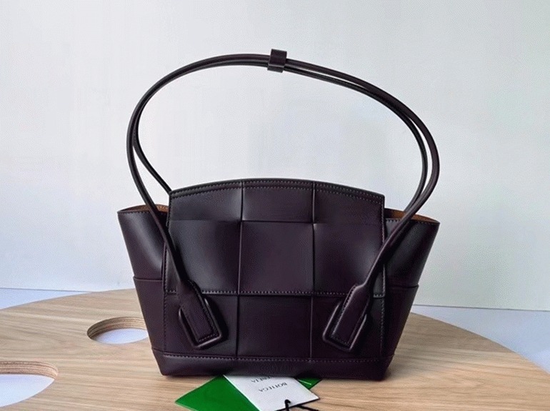 Top Quality Knockoff B0tt*ga Ven*ta Arco Small Bag In Grape Intrecciato Calfskin