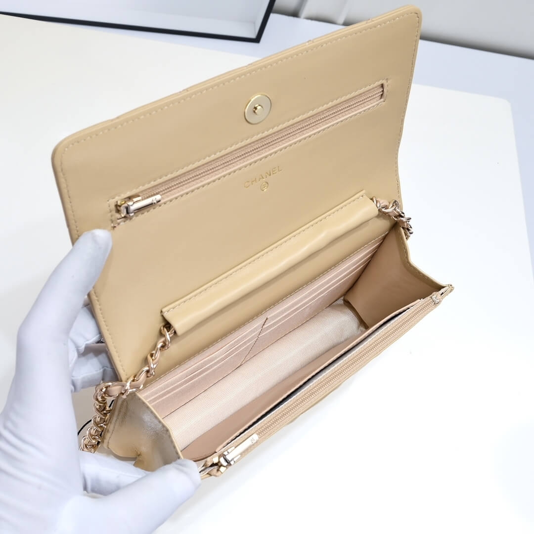 Ch**el classic chain wallet