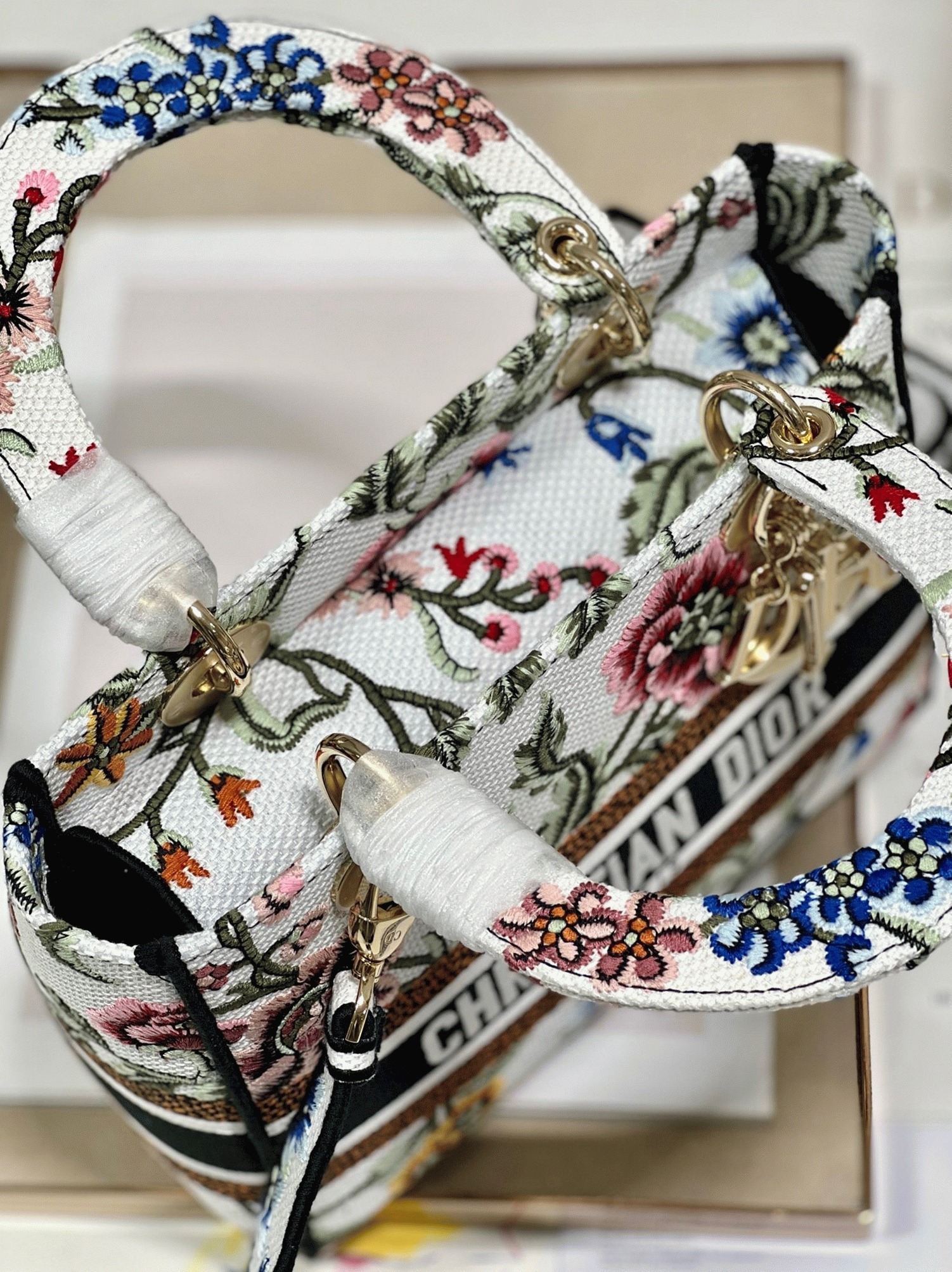 D10r Lady D-Lite Medium Bag Fake in White D10r Petites Fleurs Embroidery