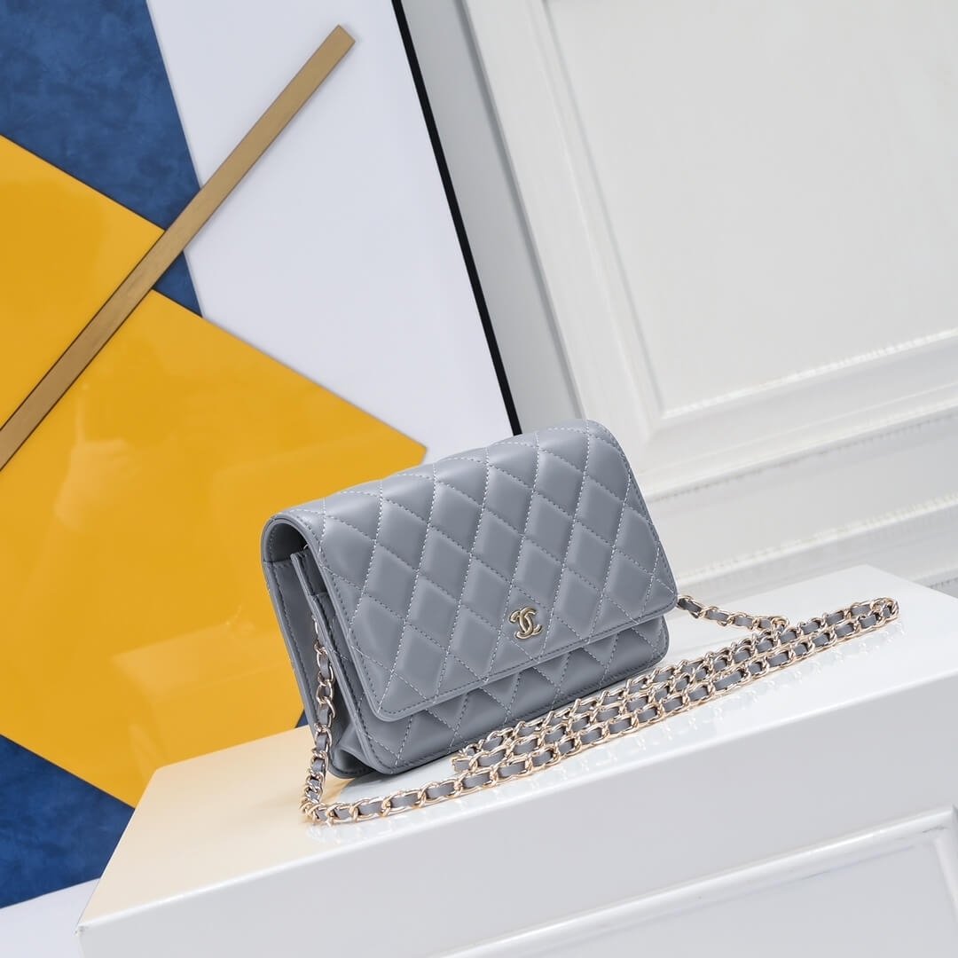 Ch**el classic chain wallet