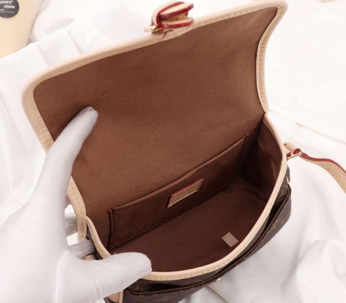L0vis Vvtt0n Monogram Canvas Sologne BB Bag
