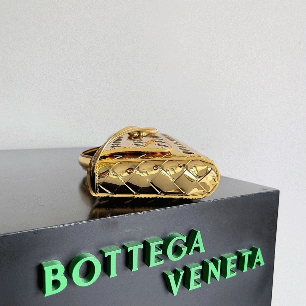 Fake B0tt*ga Ven*ta Andiamo Clutch with Handle Gold