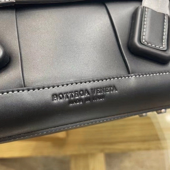 Top Quality Fake B0tt*ga Ven*ta Arco Small Bag In Black Intrecciato Calfskin