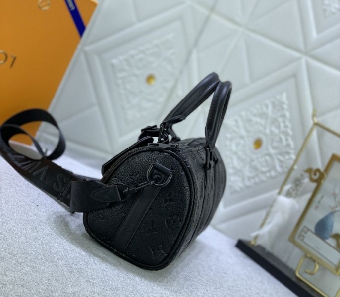 L0vis Vvtt0n Taurillon Monogram Leather Keepall Bandouliere 25 In Black